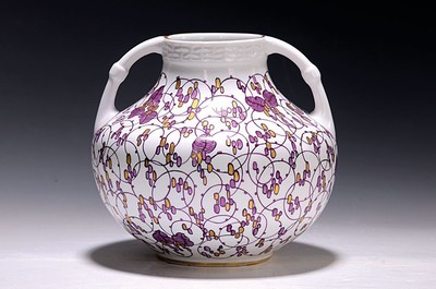 Doppelhenkelvase, Nymphenburg, nach 1912, Entwurf Adelbert Niemeyer, Reliefborde, purpurfarbener stil. floraler Dekor, golden gehöht, ...