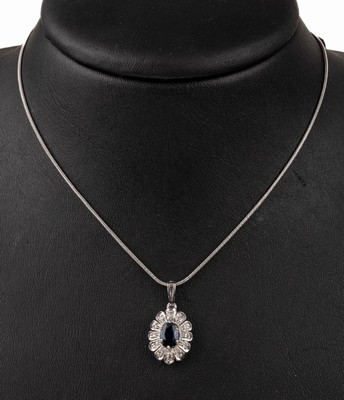 14 kt Gold Saphir-Diamant-Anhänger, WG 585/000, ovalfacett. Saphir umgeben von kl. 8/8-Diamanten, an Schlangenkette, WG 585/000, L. ca. 42 cm, ...