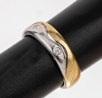 14 kt Gold Brillant-Ring, GG/WG 585/000, 2 Brillanten zus. ca. 0.07 ct Weiß/si, RW 56, ca. 6.6 g