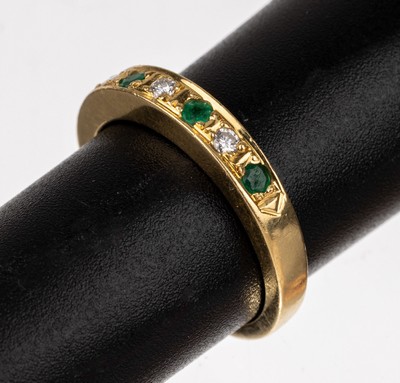 18 kt Gold Smaragd-Brillant-Ring, GG 750/000, 3 Brillanten zus. ca. 0.10 ct Weiß/ si, 4 rundfacett. Smaragde zus. ca. 0.12 ct, RW 51, ca. 4.3 g