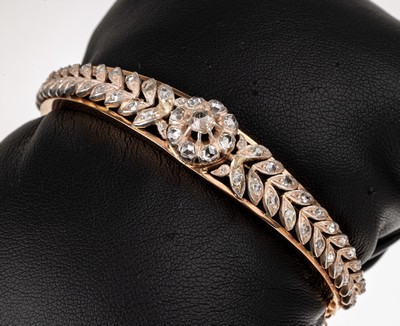 18 kt Gold Jugendstil Diamant-Armreif, um 1880/90, RG 750/000, florales Mittelteil, zeittyp. plat., mittig mit Rosette, Blätter und Blüten, 63 ...