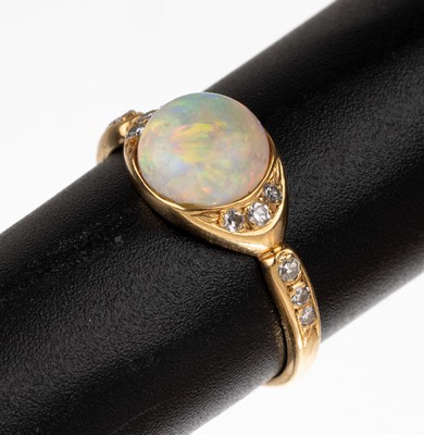18 kt Gold Opal-Diamant-Ring, GG 750/000, runder Opalcabochon, 12 8/8-Diamanten zus. ca.0.06 ct Weiß/si, RW 54, ca. 2.8 g