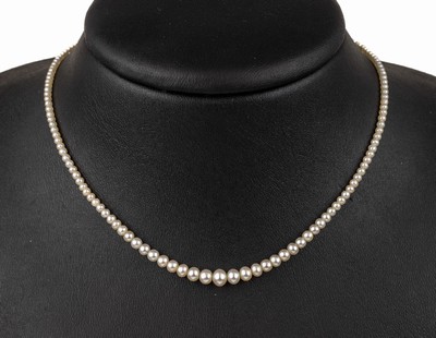 Orientperl-Collier mit 14 kt Gold Diamant- Schmuckschließe, Perlen im Verlauf, D. ca. 1.4 - 4.6 mm, Kastenschloss platiniert mit kl.Diamantrosen, ...