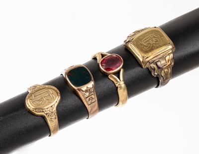 Konvolut 4 8 kt Gold Ringe, 1930er Jahre, GG 333/000, 1 x Monogr. LB, RW 55; 1 x Jaspis,RW 59; 1 x Monogr., RW 64, 1 x roter Glasstein, abgetragen ...