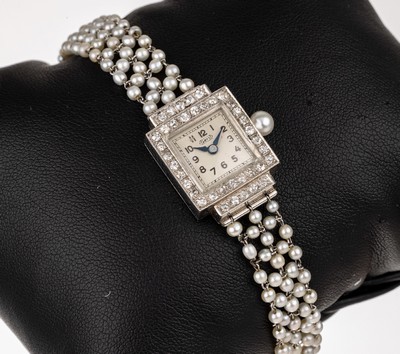 Platin Art Deco Damenarmbanduhr, Frankreich um1925, rechteckiges Platingehäuse mit 38 Diamanten, Boden aufgedrückt, versilbertes Zifferbl. mit ...