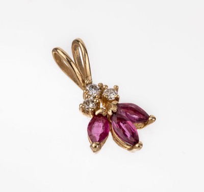 14 kt Gold Rubin-Brillant Anhänger, GG 585/000 gepr., 3 Rubin-Navettes zus. ca. 0.15 ct, 3 Brillanten zus. ca. 0.03 ct Weiß/si, ca. 0.6 g, L. ca. ...