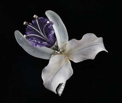 14 kt Gold Brosche "Orchidee", WG 585/000, Blüte mit Bergkristall und Amethyst, geschnitten, geschliffen, poliert und mattiert, z.T. ...
