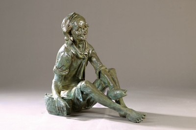Große Bronzefigur als Wasserspeier, wohl Rottenecker, sitzender Mann mit Korb und Fisch (aus dem dann das Wasser läuft), leicht karikierende ...