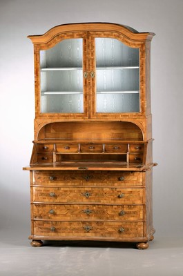 Barock-Aufsatzvitrine, um 1780, süddeutsch, Nußbaumfurnier, Aufsatz 2-türig verglast, Rahmenfüllungen aus Wurzelfurnier, Bandelwerk und ...