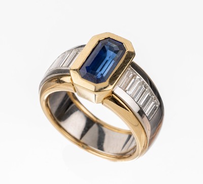 18 kt Gold und Platin Saphir-Diamant-Ring, GG 750/000 und Platin, 1 Saphir im Achteck- Schliff ca. 2.84 ct, 10 Diamant-Baguettes zus. ca. 1.30 ct ...