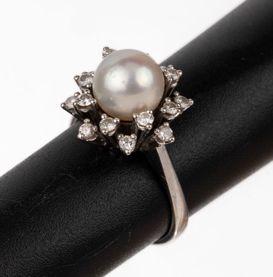 Paar 18 kt Gold-Perl-Brillant-Ring, WG 750/000, mittig Zuchtperle, D. ca. 7.9 mm, umgeben von 16 Brillanten zus. ca. 0.48 ct Weiß/si, RW 51, ca. ...