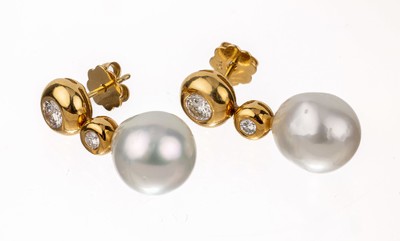 Paar 18 kt Gold Brillant-Perl-Ohrstecker, GG 750/000, 4 Brillanten zus. ca. 1.0 ct feines Weiß/vs, 2 Südseezuchtperlen, D. ca. 13 mm, ca. 12.5 g