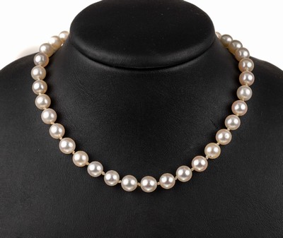 Zuchtperl-Collier mit 14 kt Gold Schließe, WG 585/000, 93 Akoyazuchtperlen, D. ca. 7.5 mm, L. ca. 88 cm, Kugelschließe