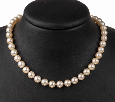 Zuchtperl-Collier mit 14 kt Gold Diamant- Schließe, GG 585/000, Akoyazuchtperlen, D. ca. 7 mm, Kugelschließe mit kl. 8/8-Diamanten,L. ca. 62 cm