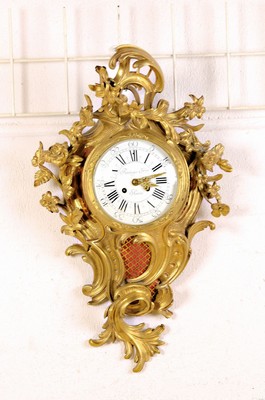 Kartelluhr, Bronzegehäuse, um 1860/70, im Stil des Rokoko, elegant mit Rocaillen und Blumen besetzt, Schallöffnungen mit rotem Samt unterlegt, ...