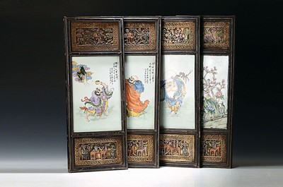 Vierteiliger Paravant, China, 19. Jh., profilierter Holzrahmen mit drei Feldern, mittig handbemaltes Porzellanbild mit Szenen aus der Mythologie mit ...