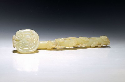 Große Ruyi-Zepter, China, Jade, leicht geschwungene Form, reich beschnitzt, z.T. vollplastisch, am Stil rest., H. ca. 39 cm