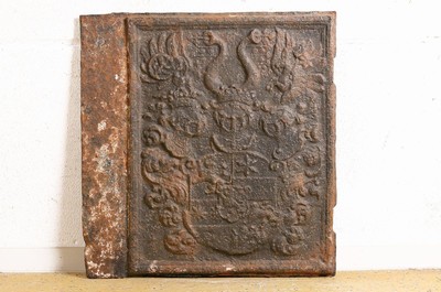 Ofenplatte eines Kastenofens, um 1650/1700, rechte Seitenplatte eines Kastenofens, Eisenguß, stark reliefiert, ungedeutetes mehrteiliges Wappen ...