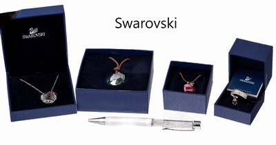Konvolut 5 Teile Swarovski-Modeschmuck: 3 Anhänger, 1 Ring und 1 Kugelschreiber, alle Teile in orig. Etui