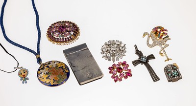 Konvolut Modeschmuck 1930-1950er Jahre: Metall, z.T. vergoldet, Straßbesatz, 4 Broschen, 1 Kleiderclip, 2 Anhänger, 1 Silber-Kreuz THEODOR ...