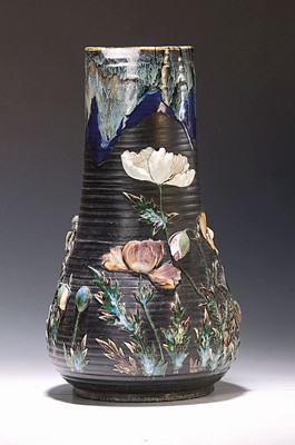 Große Vase, Japan, Keramik, gezogener Hals mit blauer Laufglasur, floraler Dekor, Blüten im Relief aus Porzellan und Perlmutt, H. 46 cm