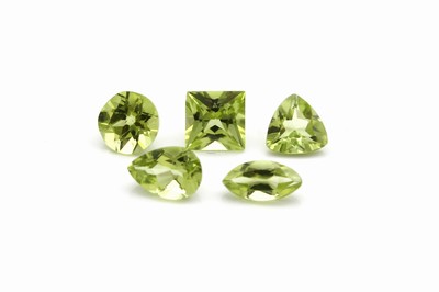 Lot 28 lose Peridots, zus. ca. 25.41 ct, versch. Schliffformen und Größen