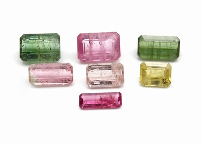 Lot 7 lose Turmaline, ca. 27.53 ct, Treppenschliffe in versch. Größen, versch. Farben