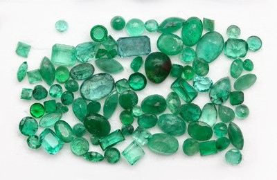 Lot lose Smaragde, ca. 19.13 ct, facett. inversch. Formen und Größen