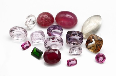 Lot lose Farbsteine, ca. 121.33 ct, u.a. Kunzit, Rubin und Topas beh.), versch. Schliffformen und Größen