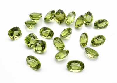 Lot 20 lose Peridots, ca. 22.26 ct, versch.Schliffformen und Größen