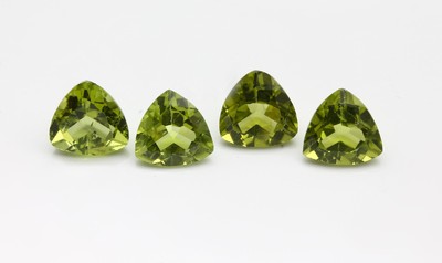 Lot 4 lose Peridots, ca. 9.82 ct, facett. Triangeln