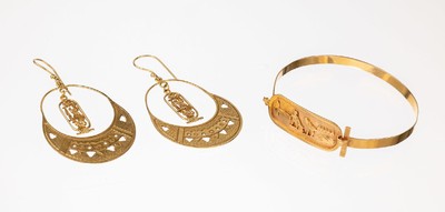 14 kt Gold Schmuckset, GG 585/000 gepr., best. aus: 1 Paar Ohrhänger, ca. 6.5 x 3.7 cm mittig mit bewegl. Abhängung, und 1 Armreif, 5.8 x 5.5 cm, ...