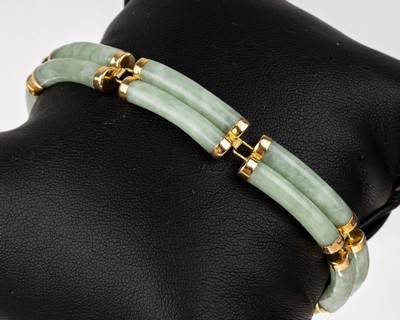 14 kt Gold Jadeit-Armband, GG 585/000, grünweiße Jadeit-Stäbe, L. ca. 18 cm, Kastenschloss mit Sicherheitsacht, ca. 19.3 g