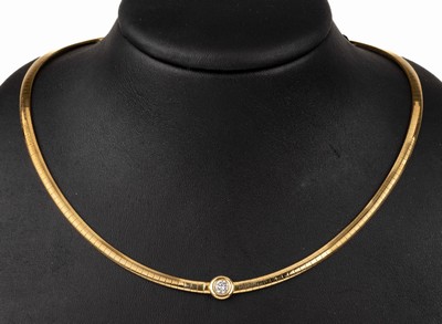 18 kt Gold Brillant-Halsreif, GG 750/000, einzelner Brillant ca. 0.40 ct feines Weiß- Weiß/vs-si, D. ca. 12.5 cm, ca. 27.6 g, Kastenschloss mit ...