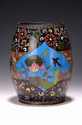 Vase/Gefäß, Japan um 1900, Cloisonne, beidseitig mit Lotusblüten und Schmetterlingen dekoriert, H. ca. 19 cm