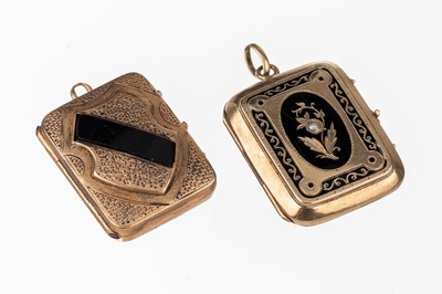 Konvolut 2 Medaillonanhänger, um 1890/1900, 1 x GG 585/000, gepr., 1 x vergoldet, schwarz emaill. bzw. Onyxeinlage, ca. 2.5 x 2 cm