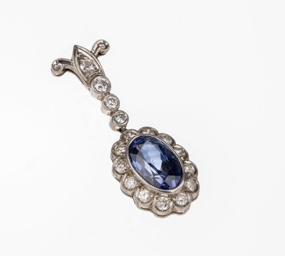 14 kt Gold Diamant-Anhänger, um 1930, WG 585/000, Perlleistenverz., blauer Saphir- Synthese umgeben von 16 Brillanten zus. ca. 0.70 ct Weiß-l. ...