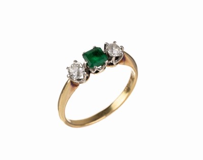 18 kt Gold Smaragd-Diamant-Ring, um 1920, GG/WG 750/000, Smaragd ca. 0.18 ct, 2 Altschliffdiamanten zus. ca. 0.32 ct Weiß/pi, RW 52, ca. 2.6 g