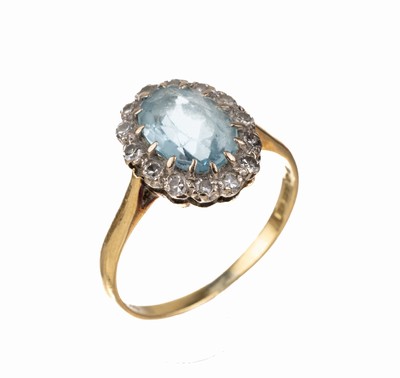 18 kt Gold Diamant-Ring, um 1920, GG 750/000 u. Platin, wohl England, mittig hellblaue Synthese, umgeben von 8/8-Diamanten zus. ca. 0.14 ct ...