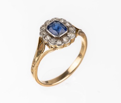 14 kt Gold Saphir-Diamant-Ring, um 1880, GG585/000 u. Platin, facett. Saphir ca. 0.45 ct,umgeben von 13 Altschliffdiamanten zus. ca. 0.26 ct ...