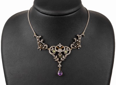 Perl-Farbstein-Collier, Silber part. verg.,um 1880-90, Mittelteil geschwungen mit kl. Saatperlen, rundfacett. Peridots und 1 bewegl.abgehängter ...