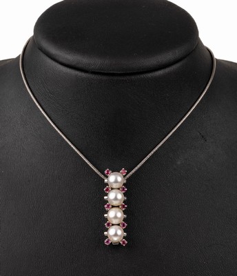 14 kt Gold Perl-Rubin-Anhänger, GG/WG 585/000, 4 Akoyazuchtperlen, D. ca. 7 mm, 10 rundfacett. kl. Rubine, an Schlangenkette, WG 585/000, L. ca. 42 ...