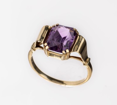14 kt Gold Amethyst-Ring, GG 585/000, architektonischer Aufbau, Amethyst im Kissenschliff, RW 58, ca. 3.4 g