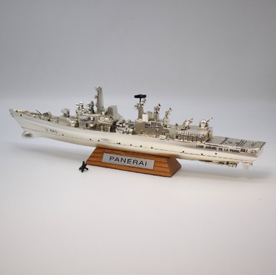 PANERAI seltenes Schaufenstermodell des italienischen Zerstörers LUIGI DURAND DE LA PENNE D 560, plastisch gearbeitet, inklusive Holzsockel, schwere ...