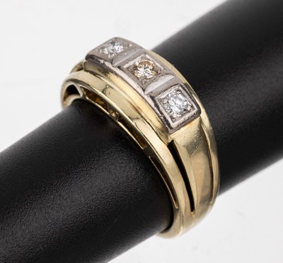 14 kt Gold Brillant-Ring, GG/WG 585/000, 3 in WG gefasste Brillanten zus. ca. 0.15 ct Weiß-get.Weiß/si, RW 55, ca. 6.6 g, Meistermarke unged.