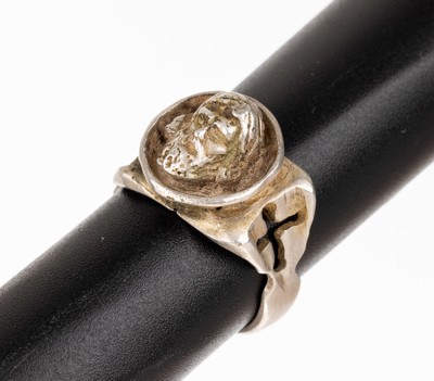 Historismus Ring, Silber gepr., um 1880, nach Vorbild eines Rings der Kreuzritter, 1095/99, Ringschultern durchbrochen, Ringkopf plastische ...