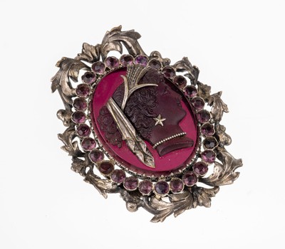 Viktorianische Brosche, Metall versilbert, um 1870, mittig Kamee, lilafarb. Glas, Darstellung einer jungen Dame im Profil, aufgelegte Zierelemente ...