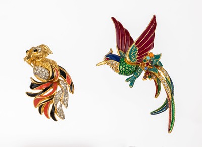 Konvolut 2 Modeschmuck-Broschen, Metall verg., wohl USA, 1 x Paradiesvogel mit polychromen Hartlack und Strasssteinen, ca. 10x 6 cm und 1 x Vogel ...