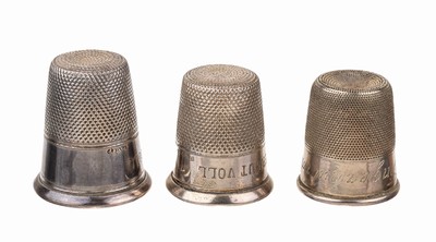 Konvolut 3 Schnapsbecher, deutsch um 1930, 800er Silber, in Form von Fingerhüten, innen verg., je umlaufend "Nur ein Fingerhut voll", H. ...