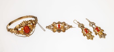 4 teilige 14 kt Gold Korallen-Parure, um 1830, GG 585/000, best. aus: 1 Armreif, ca. 6 x 5cm, Kastenschloss mit Sicherheitskettchen, 1 Paar ...